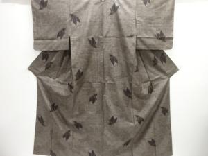 未使用品　仕立て上がり　蝶に草葉模様織り出し本場泥大島紬着物(7マルキ)